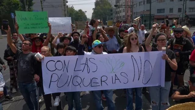 Consumidores de pulques en la Ciudad de México se manifiestan contra cierres de establecimientos. Foto: Cuartoscuro