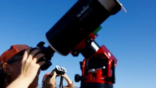 Marina Prol, de 45 años, y su madre, Pilar Franco, de 64, observan un eclipse solar parcial desde el Castillo del Romeral, en la isla de Gran Canaria. España, 29 de marzo de 2025.