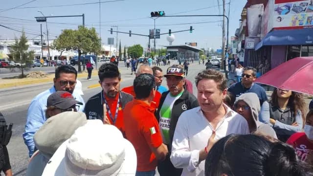 Los vecinos dialogaron con el director de Agua de Puebla en la zona afectada. Foto: Agua de Puebla