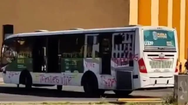 Ruta sufre vandalismo en protesta de normalistas en Puebla. Foto: Redes Sociales