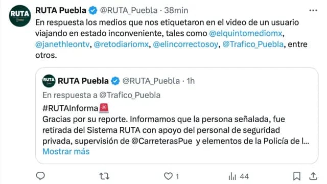 Retiran a un hombre en ropa interior en el metrobús de Puebla. Foto: X @RUTA_Puebla