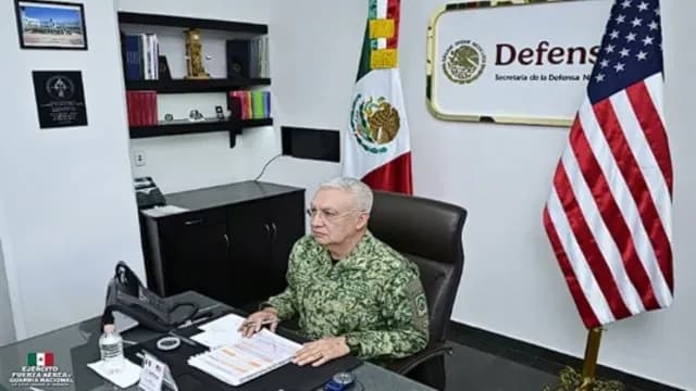 Aspectos del general Ricardo Trevilla Trejo, secretario de la Defensa Nacional, durante videollamada Gregory M. Guillot, comandante del Comando Norte de EUA. Foto: Sedena