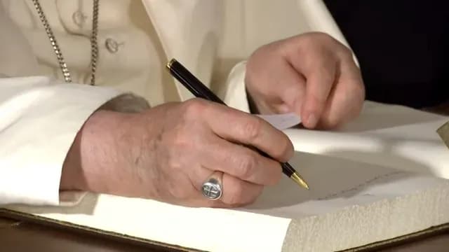 El papa Francisco usa un anillo de plata dorada. Foto: AP
