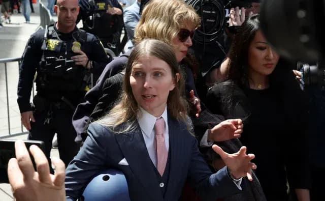 Chelsea Manning afuera del juzgado donde fue la audiencia de Luigi Mangione