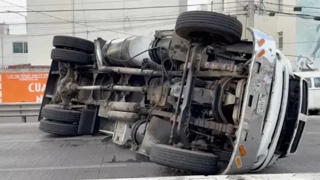 La pesada unidad terminó sobre su costado en el Periférico de Puebla. Foto: Cristóbal Lobato | N+