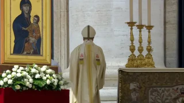 El cardenal Pietro Parolin termina la segunda misa. Foto: N+
