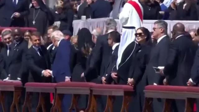 Los presidentes Trump y Macron se dieron la mano durante el saludo de paz. Foto: N+