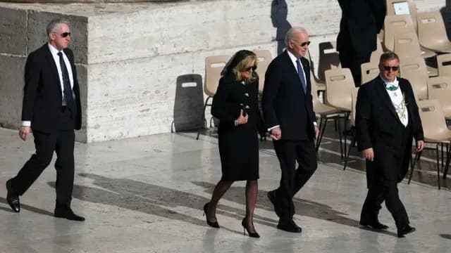 Así llegó el expresidente de EUA, Joe Biden, a la Plaza de San Pedro. Foto: Reuters