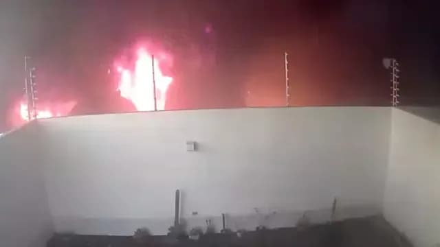 Trabajan para apagar incendio en Santa Anita