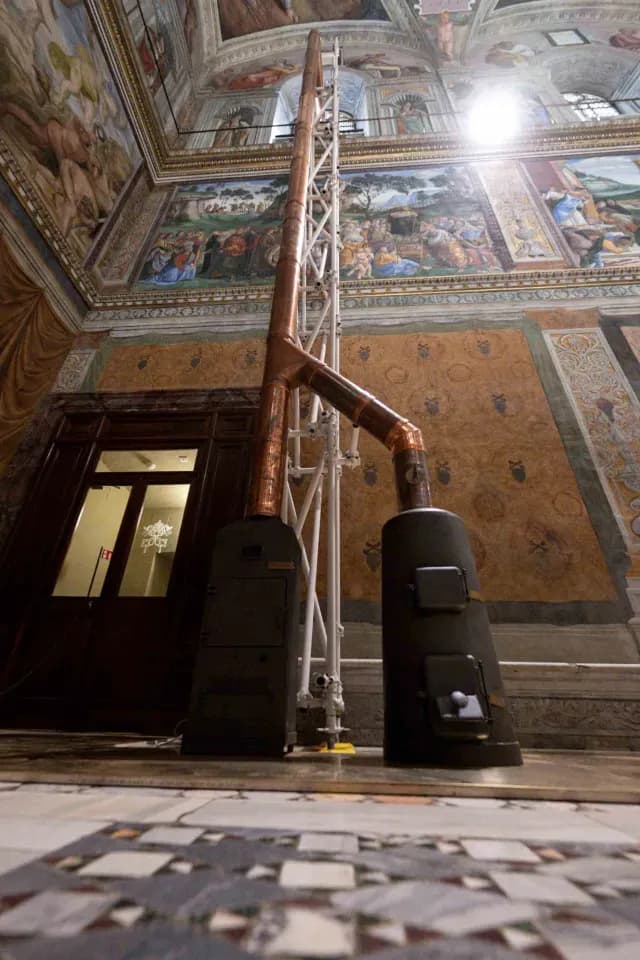 Instalación de hornos y chimenea en la Capilla Sixtina el 2 de mayo de 2025. Foto: Reuters