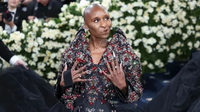 Cynthia Erivo posa en la alfombra roja de la MET GALA 2025. Foto: EFE
