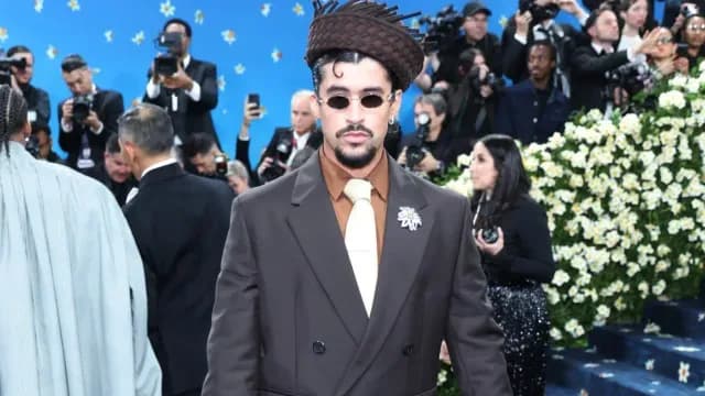 Bad Bunny posa para la alfombra roja de la MET GALA 2025. Foto: EFE