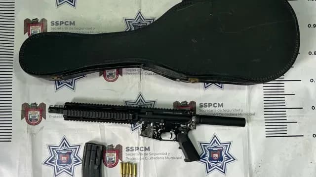 Arma larga oculta en estuche de guitarra