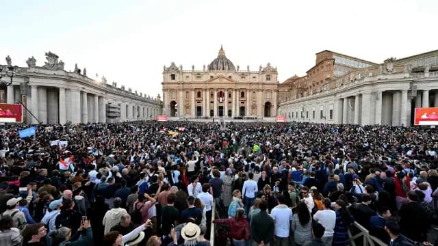 Files en la Plaza de San Pedro en el Vaticano