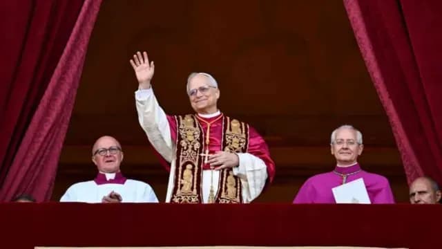 Papa León XIV en el balcón principal de El Vaticano