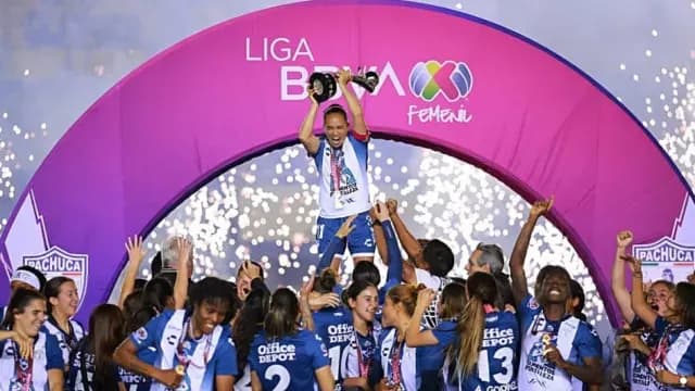 Las futbolistas del Pachuca levantaron por primera vez en su historia el trofeo de campeonas de la Liga MX Femenil. Foto X: @TuzosFemenil