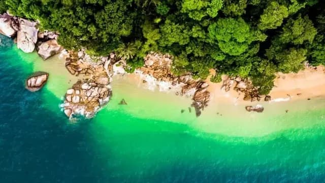 Se puede llegar a la playa por vía marítima o realizando senderismo. Foto: Sectur