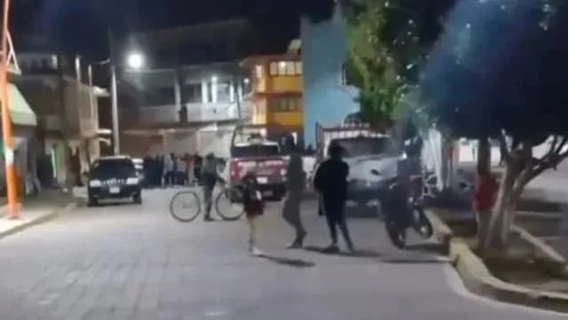 Mujeres detenidas por la población tras presunto robo de duraznos. Foto: Facebook Angel Díaz