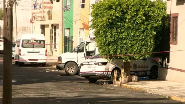 La mujer asesinada terminó tendida a un costado de su coche en Puebla. Foto: Miguel Hernández | N+
