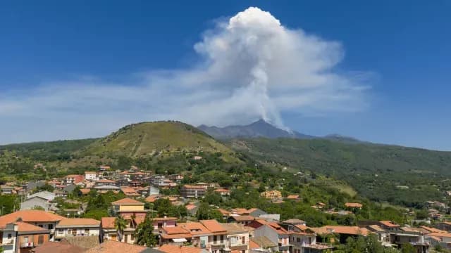 Erupción del Etna vista desde Milo, Italia. Foto: Reuters