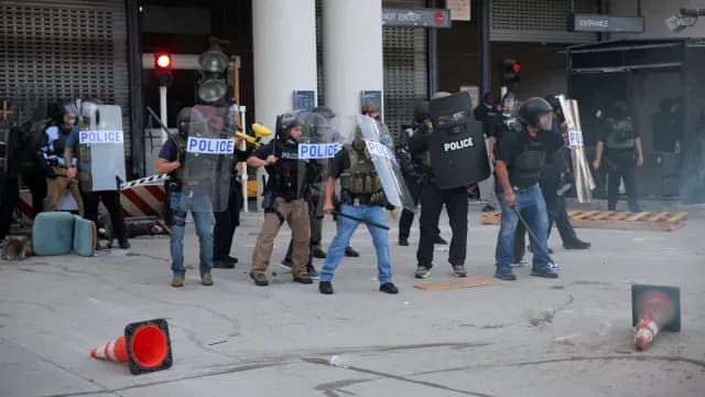 Agentes federales se enfrentan a manifestantes, en Los Ángeles. Foto: Reuters