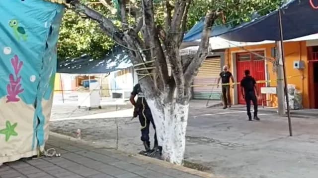 Compañeros del elemento fallecido acordonaron la zona del ataque en Izúcar de Matamoros. Foto: N+