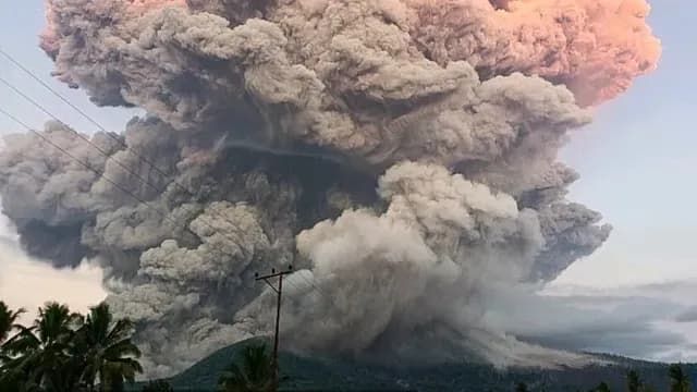 Hace erupción el volcán Lewotobi Laki-laki en Indonesia