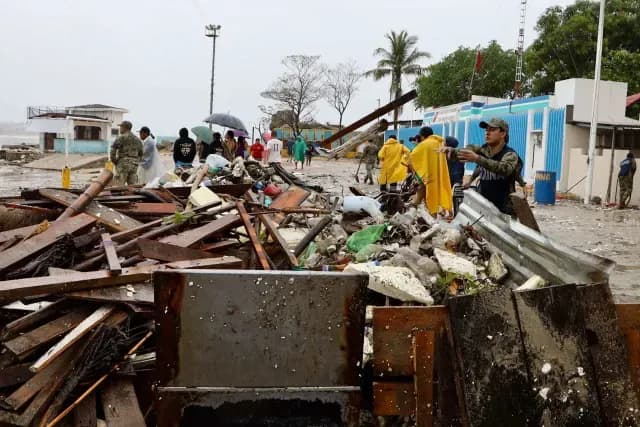 Daños por el huracán Erick en Puerto Escondido, Oaxaca. Foto: Cuartoscuro