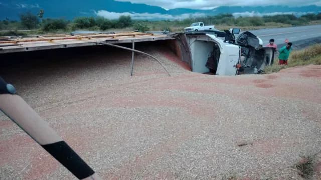 Conductor Fue Trasladado para Atención Médica Luego de Volcadura