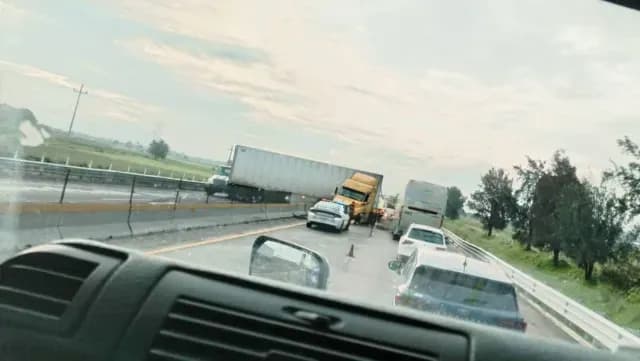 Continúa el cierre por choque en autopista Puebla-Acatzingo. Foto: Facebook Volante pesado