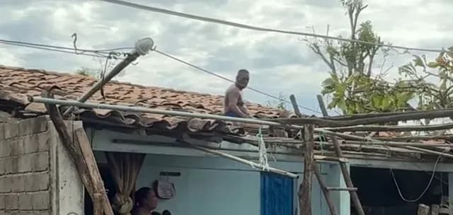 El señor José trabaja en un nuevo techo para su casa