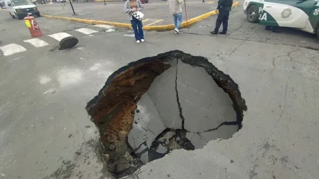 Policías resguardan enorme socavón formado en Iztapalapa. Foto: N+