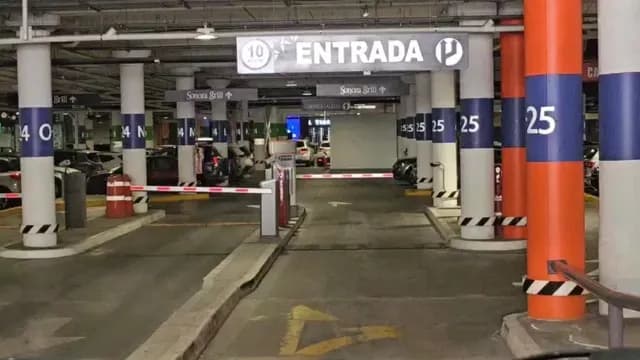 El hombre de origen extranjero fue baleado en el estacionamiento de Plaza Solesta