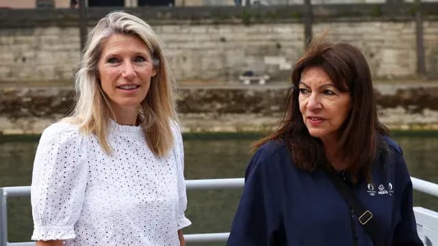 La ministra francesa de Deportes, Juventud y Vida Comunitaria, Marie Barsacq, y la alcaldesa de París, Anne Hidalgo, a orillas del río Sena, abierto a los nadadores. Julio 5, 2025. Foto: Reuters