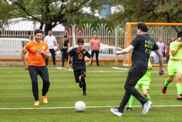 Los partidos se juegan en horarios matutinos y vespertinos, adaptándose a las sedes y regiones escolares.