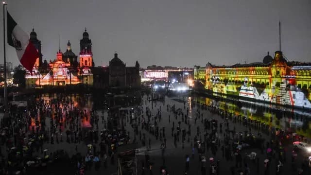 A pesar de la lluvia en la CDMX, decenas de personas se quedaron para ver el espectáculo. Foto: Cuartoscuro