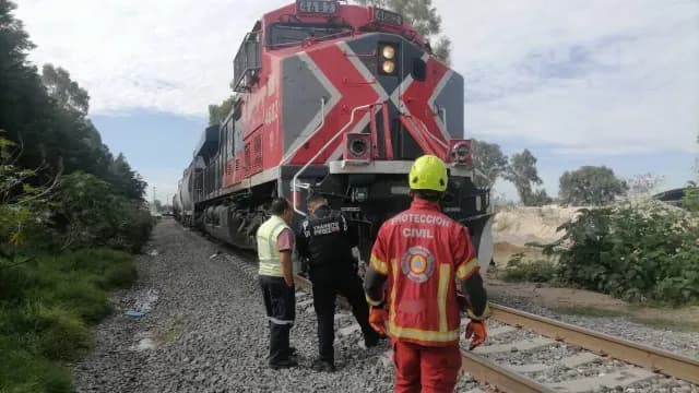 Ferrocarril embiste a pipa de agua en San Pablo Xochimehuacan. Foto: X @SSC_Pue