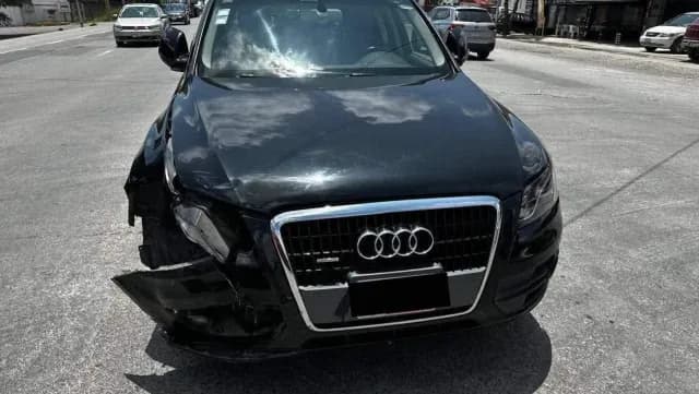 Una camioneta Audi impactó la moto donde viajaba el periodista Fredy Aco Bautista. Foto: X @urbano_noticias