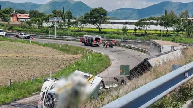 Tras la volcadura del tráiler se reportó una fuga de gas natural
