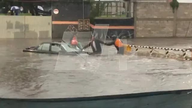 Mujer es rescatada tras quedar varada por desbordamiento de río Zapatero