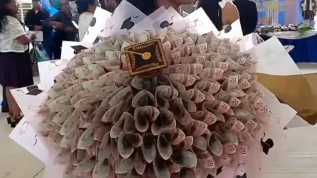 Regalan ramo de billetes a recién graduada en Puebla. X @alvarez700121