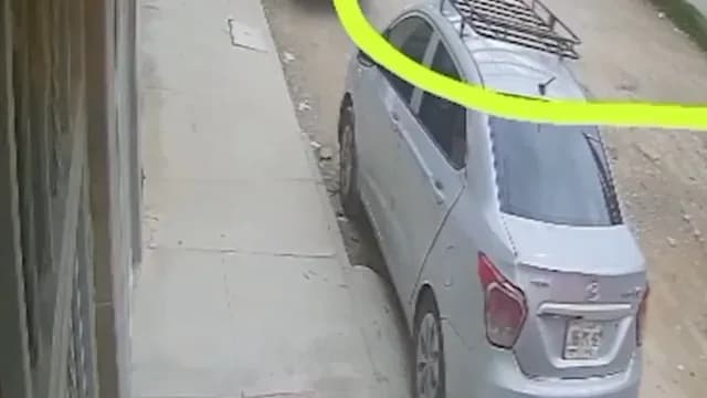 Tras el ataque, una mujer se arrojó al suelo y un joven rescató a dos menores. Foto: Terminación 0905