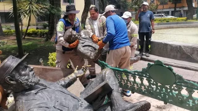 Personal de Servicios Urbanos se encargaron del retiro de las estatuas. Foto: Alcaldía Cuauhtémoc