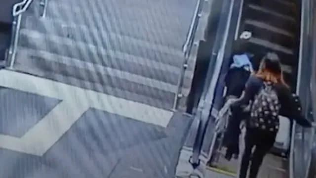 La mujer fue auxiliada por paramédicos. Foto: SITEUR