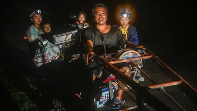 La gente huye de sus hogares cerca de la frontera entre Camboya y Tailandia. Foto: AFP