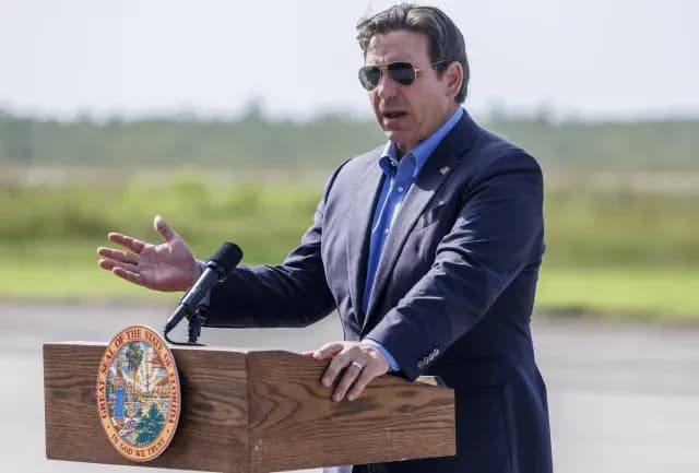Ron DeSantis en conferencia de prensa afuera de Alligator Alcatraz