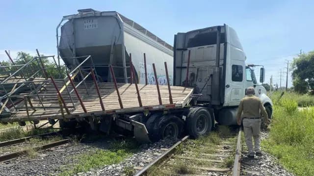 Tráiler es Embestido por el Tren en Cruce de Altamira