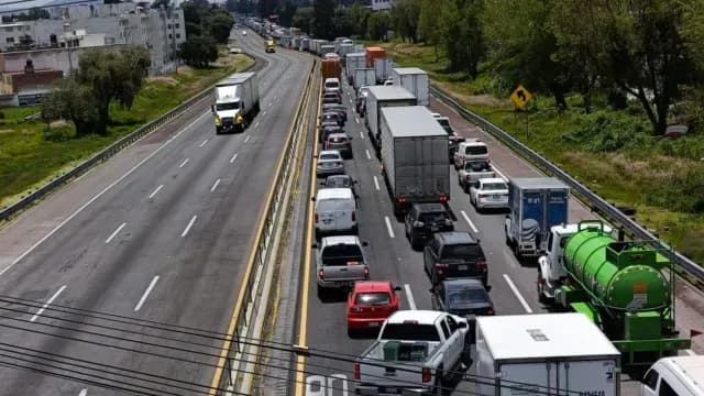 Colapsa tráfico en la Autopista México-Puebla por accidente. Foto: Reporte WhatsApp