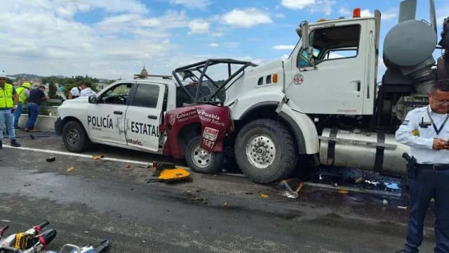 Los oficiales fueron prensados contra su patrulla por el choque por alcance. Foto: X @virales_mex