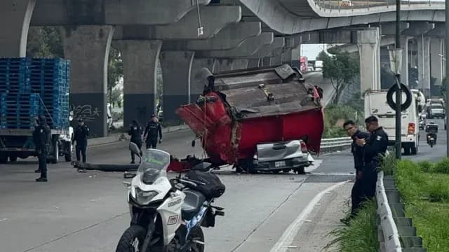 Así terminó una camioneta particular cuando le cayó encima parte de la unidad. Foto: Facebook Iván Melchor
